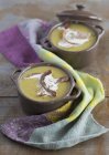 Crema de sopa de guisantes con tocino sobre superficie de madera con toalla - foto de stock