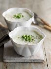 Салатний суп з горохом у білих горщиках — стокове фото