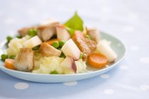 Chicken with apple on plate — Stock Photo
