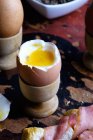 Huevo hervido con pan tostado envuelto en tocino - foto de stock