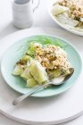 Gratin di finocchio su piatto verde con cucchiaio — Foto stock
