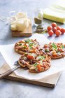 Mini-Pizzen mit Tomaten — Stockfoto