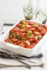 Cuocere la pasta cannelloni con pomodorini — Foto stock