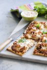 Hühnchen und saure Sahne-Pizza — Stockfoto