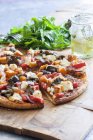 Овощная пицца с сыром фета — стоковое фото