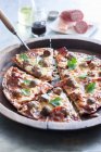 Пицца с колбасой и фрикадельками — стоковое фото