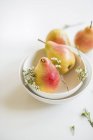 Barlett pears and white flowers — Stock Photo