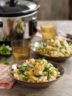 Risotto mit grünen Bohnen und Süßkartoffeln auf Tellern über dem Tisch — Stockfoto