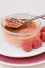 Closeup view of Creme brulee with foam strawberries — Stock Photo