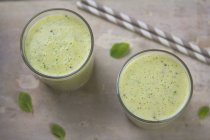 Kiwi smoothies with mint — Stock Photo
