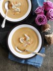Сир і суп з цвітної капусти в мисках — стокове фото