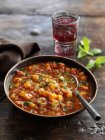 Zuppa di lenticchie rosse piccanti indiane — Foto stock
