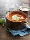 Red pepper soup with creamy horseradish — Stock Photo