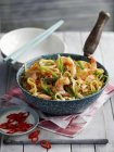 Fried egg noodles with prawns — Stock Photo