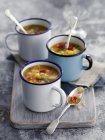 Кіока і солодкий кукурудзяний суп в емальованих чашках — стокове фото