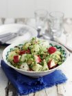 Картопляний салат з яблуком і червоним перцем — стокове фото