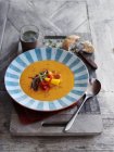 Сливочный суп из овощей на гриле — стоковое фото