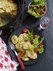 Potato and shallot bake with salad — Stock Photo