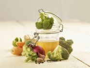 Ingredientes para sopa de brócoli en frasco y sobre superficie de madera - foto de stock
