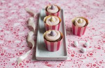 Cupcakes en velours rouge décorés pour Pâques — Photo de stock