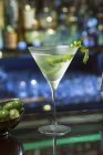 Un Gimlet coctail in vetro con verdure sopra tavolo in bar — Foto stock
