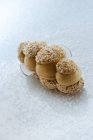 Vue rapprochée de la noix de coco Paris-Brest dessert avec glaçage sur surface blanche — Photo de stock