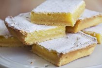 Vue rapprochée de tranches de tarte au citron avec sucre glace — Photo de stock