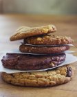 Pile de cookies aux pépites de chocolat — Photo de stock
