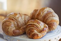 Croissant sul supporto torta — Foto stock
