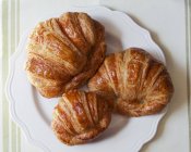 Croissants frescos em uma chapa — Fotografia de Stock