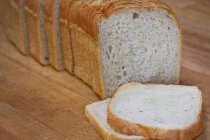 Pão branco em fatias — Fotografia de Stock
