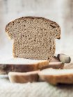 Fatia de pão caseiro sourdough — Fotografia de Stock