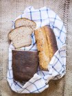 Два хліба домашнього кислого тіста — стокове фото