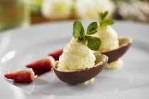 White chocolate mousse with peppermint — Stock Photo