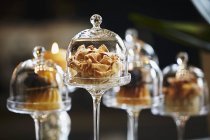 Десерты под стеклянными глыбами — стоковое фото