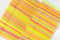Vue du haut de deux rangées de pailles colorées — Photo de stock