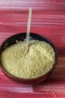 Couscous crudo in ciotola — Foto stock