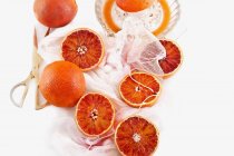 Апельсини з кров'ю та апельсинова преса — стокове фото