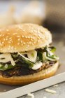 Hamburguesa vegetariana con hamburguesa de frijol - foto de stock