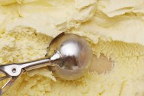 Черпает ванильное мороженое — стоковое фото