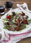 Steak de boeuf sur salade — Photo de stock