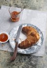 Croissant con marmellata di albicocche — Foto stock