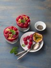 Чиа пудинг с малиной и фруктами страсти — стоковое фото