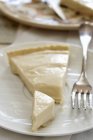 Tranche de tarte à la crème au citron — Photo de stock