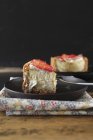 Cheesecake aux fraises sur assiette — Photo de stock