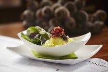 Пельмени с маком и беконом с салатом из капусты — стоковое фото
