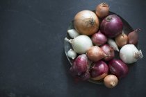 Verschiedene Zwiebeln im Korb — Stockfoto
