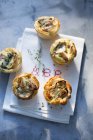 Shallot tartlets with thyme — Stock Photo