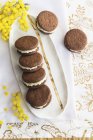 Biscoitos de chocolate com creme — Fotografia de Stock