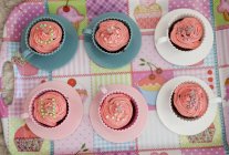 Cupcakes roses avec bougies d'anniversaire — Photo de stock